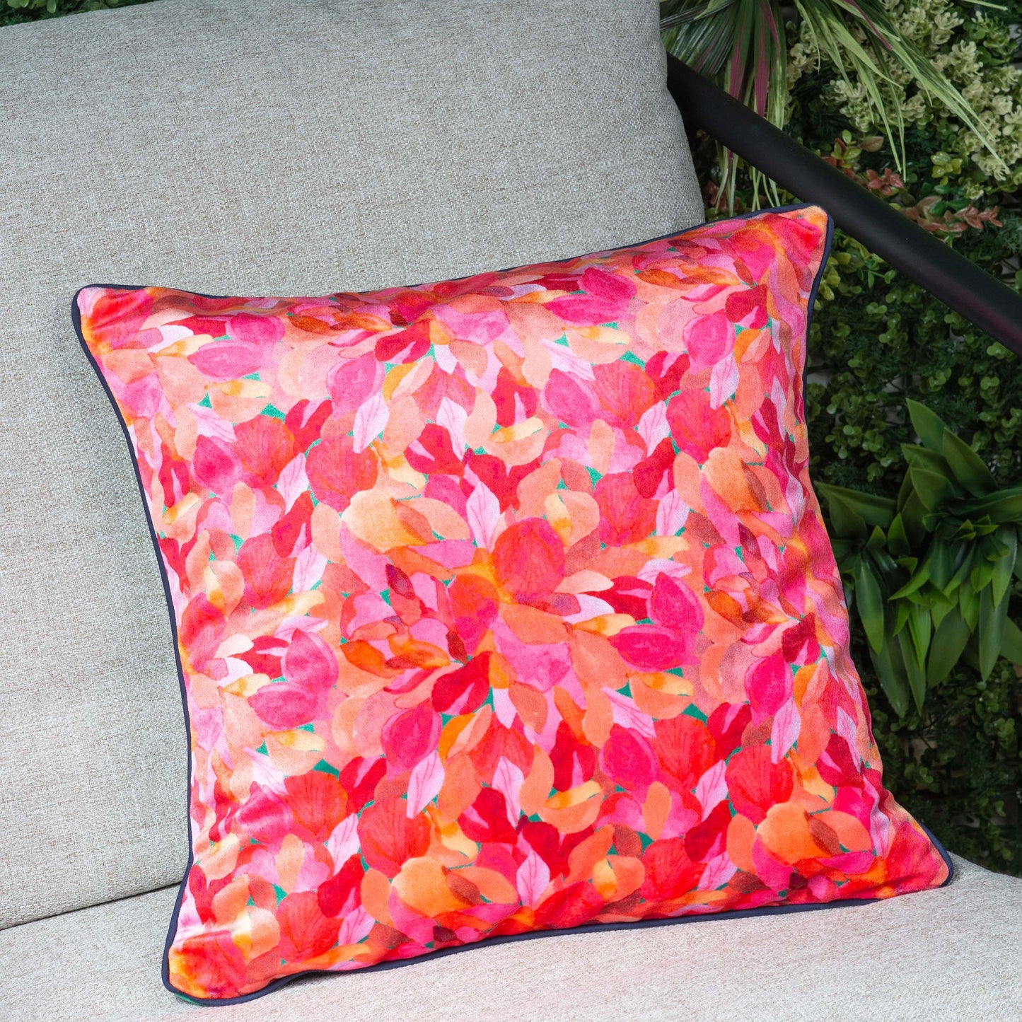 Fallen leaves cushion in velvet | Pink