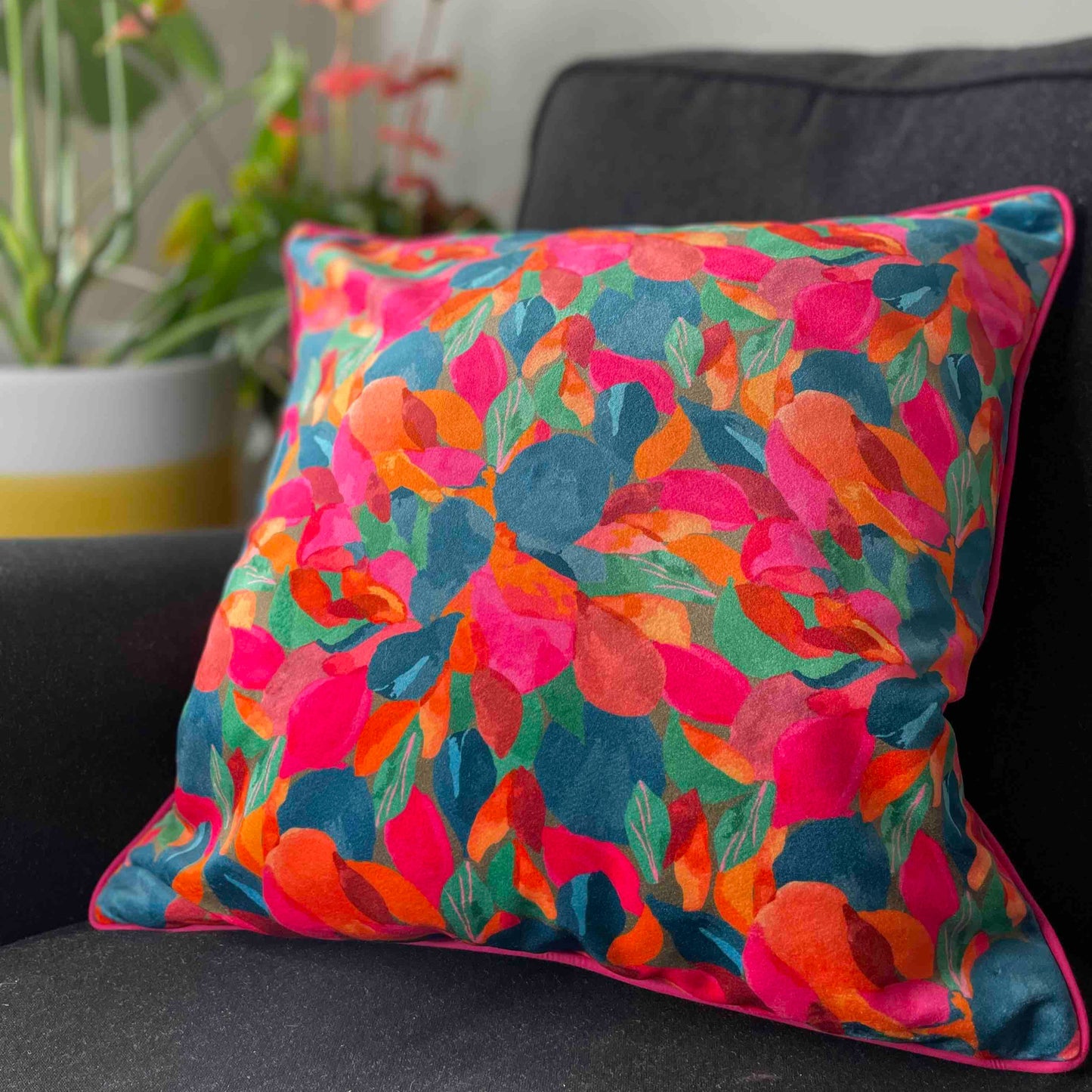 Fallen leaves cushion in velvet | Blue